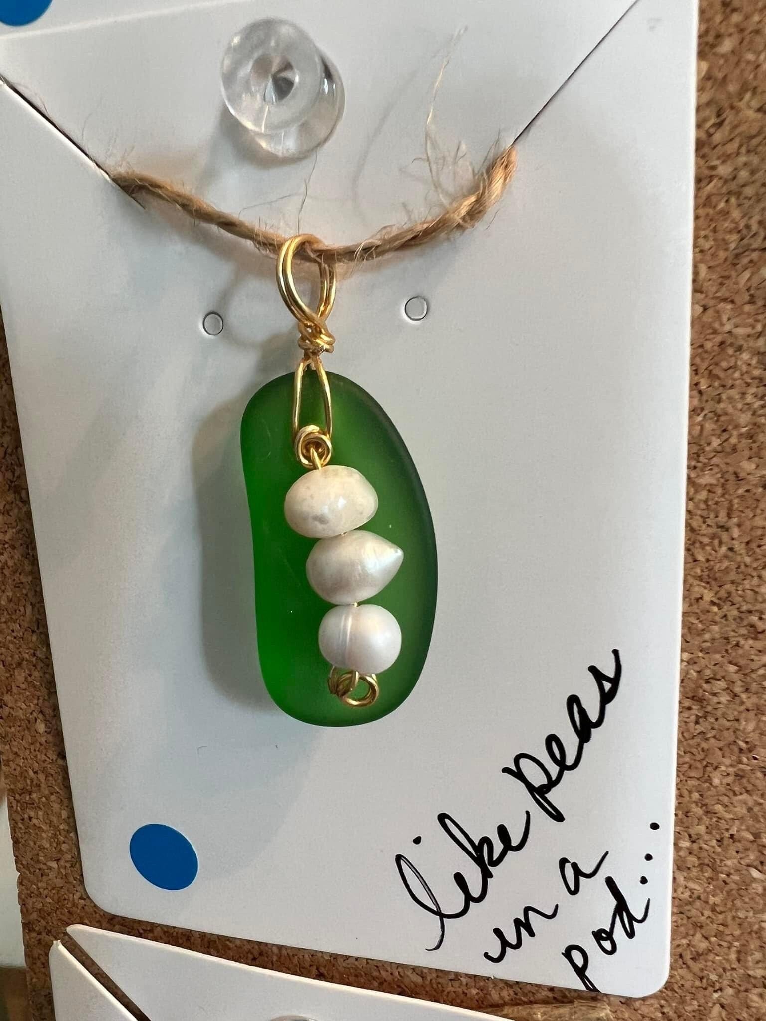 Sea Glass Peas in a Pod Necklace, Personalized 2 3 4 Pea Family Necklace, Pearl or Glass Beads, Mother Grandma Gift