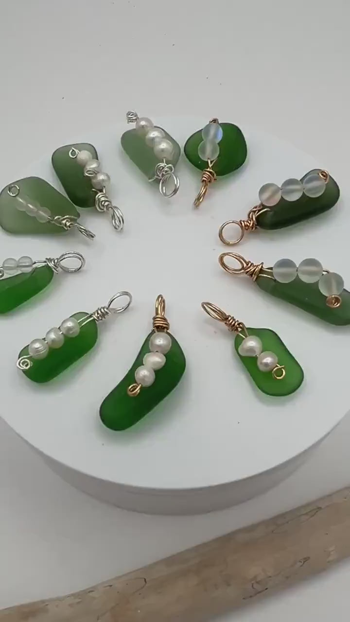 Etsy video 1741336434-2 | Sea Glass Peas in a Pod Necklace, Personalized 2 3 4 Pea Family Necklace, Pearl or Glass Beads, Mother Grandma Gift